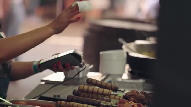 Mujer tomando el pago de un cliente en una tarjeta — Vídeo de stock