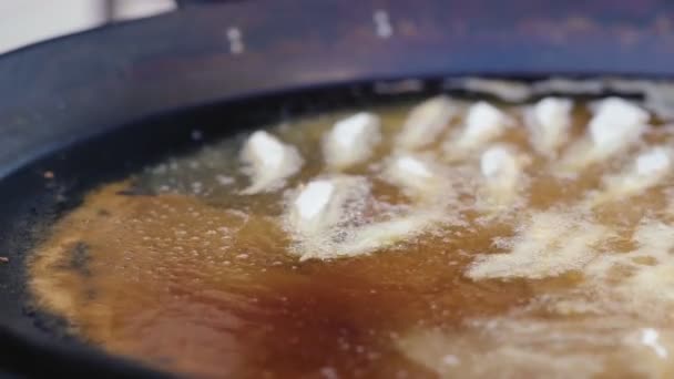 Pescado fresco de harina entera fritura profunda — Vídeo de stock