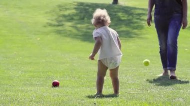 Mutlu bebek kız annesi ile topları atma