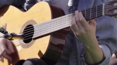 Resitalde gitar çalan müzisyen