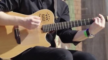 Performans sırasında elektro gitar çalan adam