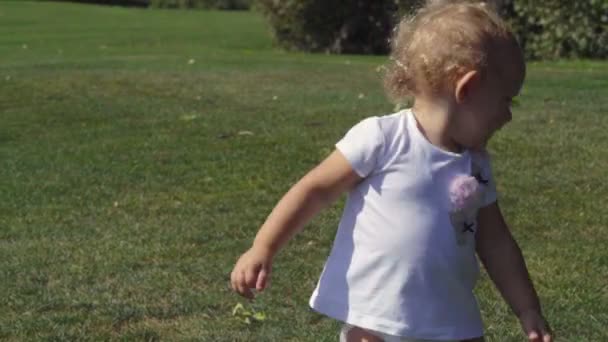 Милая маленькая девочка, играющая с мячом — стоковое видео