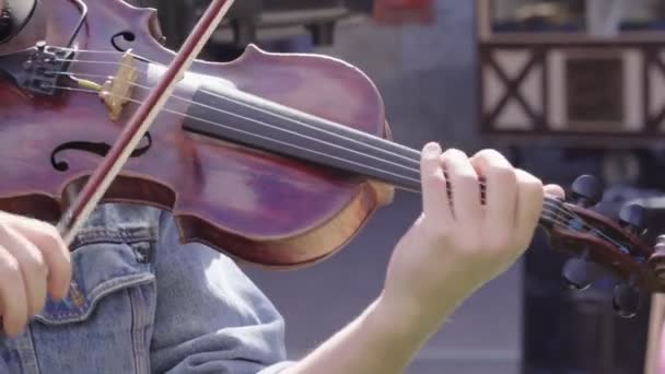 Музыкант играет на скрипке на открытом воздухе — стоковое видео