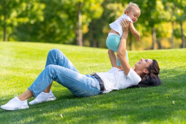 Kızı ile gülen sevgi dolu genç anne