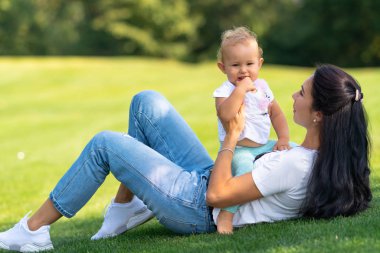 Onun Anne ile sevimli cherubic küçük kız bebek