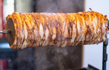 Bir rotisserie açık havada döner kebap kavurma