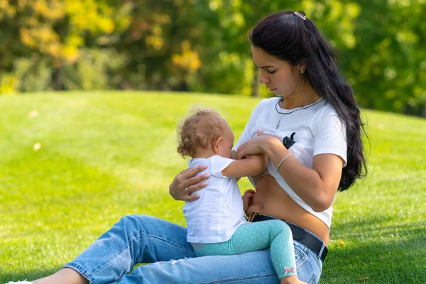 Madre joven amamantando a un niño pequeño —  Fotos de Stock