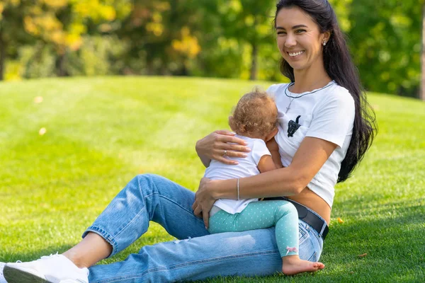 Szczęśliwy kochający matka karmienie piersią jej dziecko — Zdjęcie stockowe