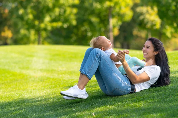 Madre joven y cariñosa riéndose con su bebé — Foto de Stock