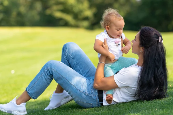 Onu sevgi dolu annesi ile sevimli küçük bebek kız — Stok fotoğraf