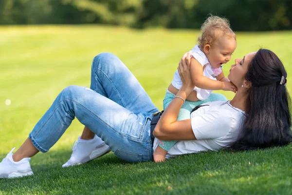 Bir kız bebek ile oynayan sevgi dolu anne — Stok fotoğraf