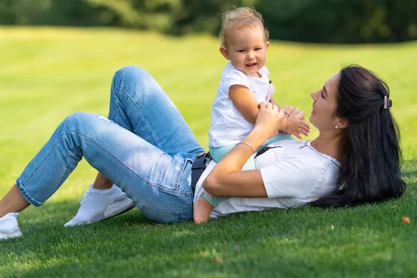 Giovane madre che gioca con il suo bambino felice — Foto Stock
