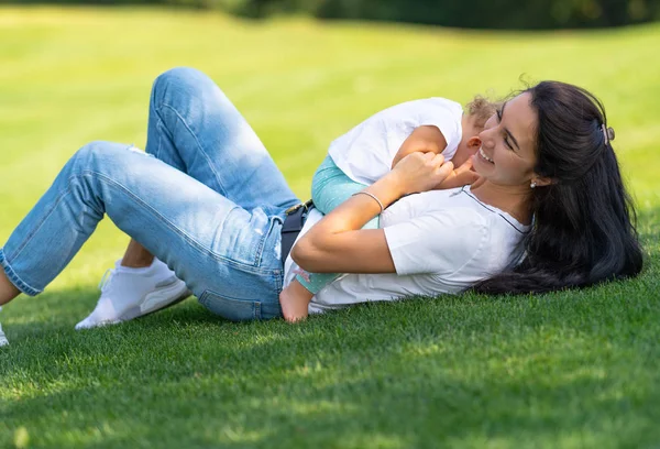 Feliz cariñosa madre joven abrazándose con su hijo —  Fotos de Stock