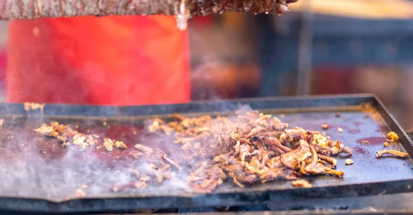Wiórki z pikantnym mięsem rzeźbione Kebab Doner — Zdjęcie stockowe