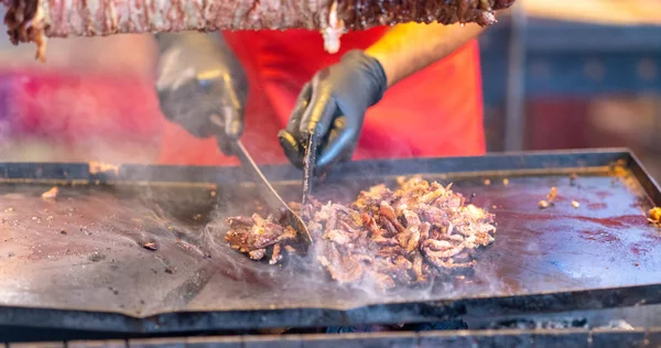 Chef convirtiendo carne tallada de un kebab doner —  Fotos de Stock