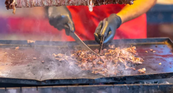 Şef döner kebaptan baharatlı et oyma — Stok fotoğraf