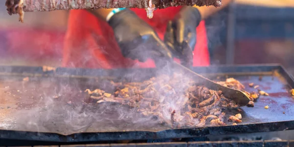 Koch schneidet Fleisch vom Dönerspieß — Stockfoto