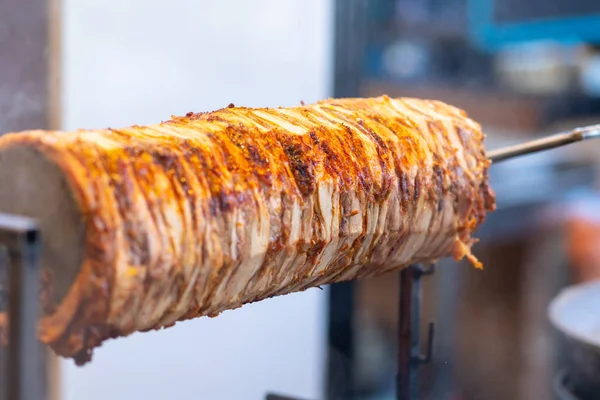Delicioso picante doner kebab a la parrilla en asador —  Fotos de Stock