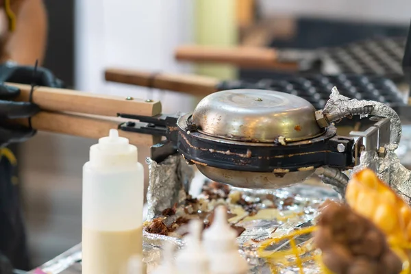 Наружный стол с электрической сковородкой — стоковое фото