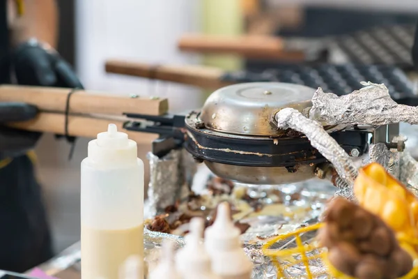 Mesa de catering com grelha elétrica e condimento — Fotografia de Stock