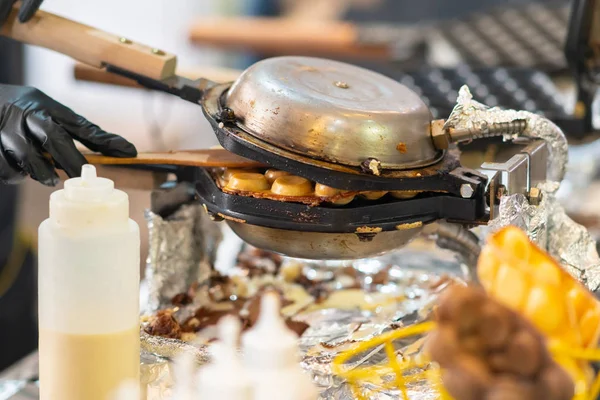 Kontrollera rosta hamburgare i en PANNKAKSLAGG — Stockfoto