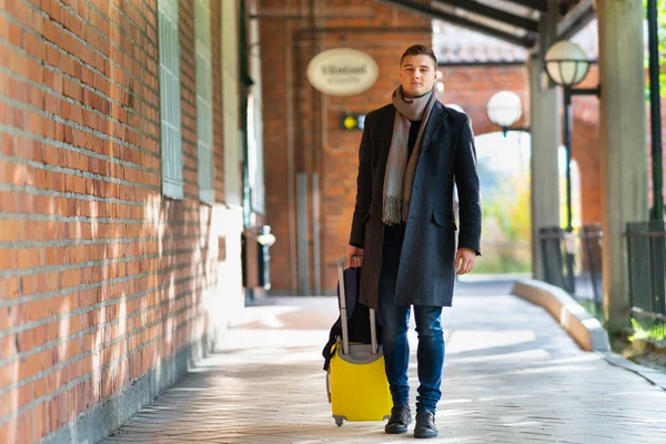 Jovem na moda em roupas quentes de inverno — Fotografia de Stock