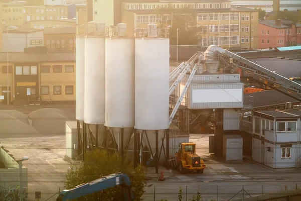 Camión de transporte en un depósito con silos — Foto de Stock