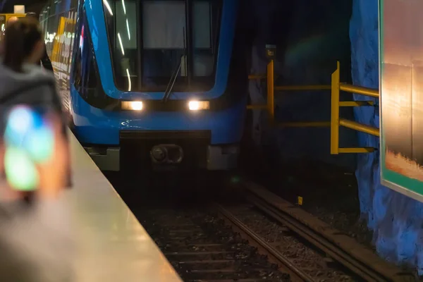 Trem azul do interior da cidade entrando em uma estação — Fotografia de Stock