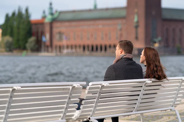 Young couple relaxing overlooking the water — Stock Photo, Image