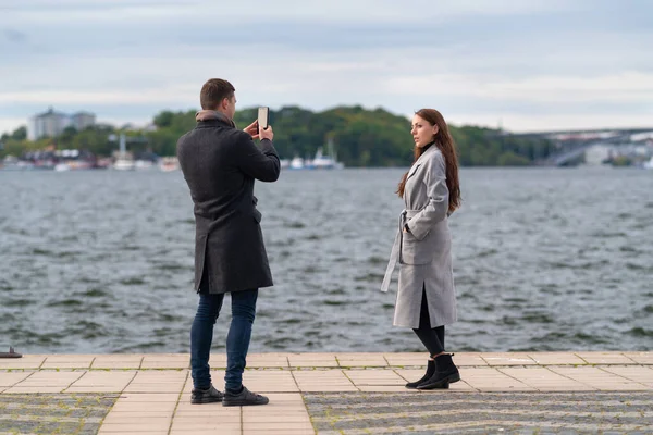 Junger Mann fotografiert seine Freundin oder Ehefrau — Stockfoto