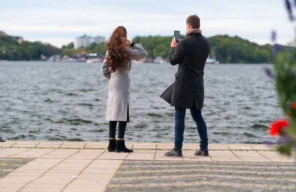 Jong stel maakt foto 's op hun mobiele telefoon — Stockfoto