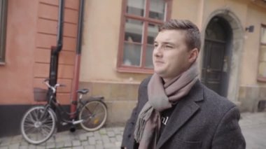 Sokakta yürüyen endişeli genç adam