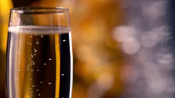 Gros plan sur une flûte de champagne avec bulles 