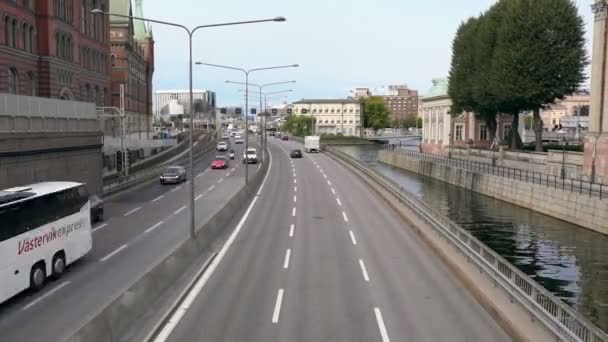 Движение транспорта по оживленной городской автостраде — стоковое видео