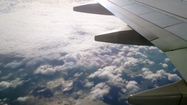 Вид на облака внизу и закат с самолета — стоковое видео