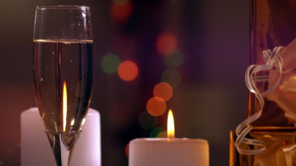 Flauto di champagne con candele accese — Video Stock