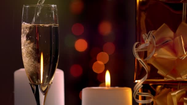 Rellenar una copa de champán festivo — Vídeo de stock