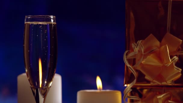 Romantische Champagnerflöte bei Kerzenschein — Stockvideo