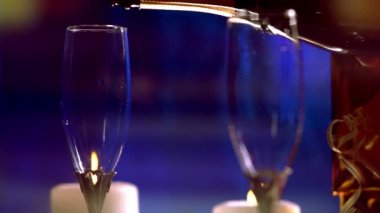 Mum ışığında iki zarif şampanya kadehi.