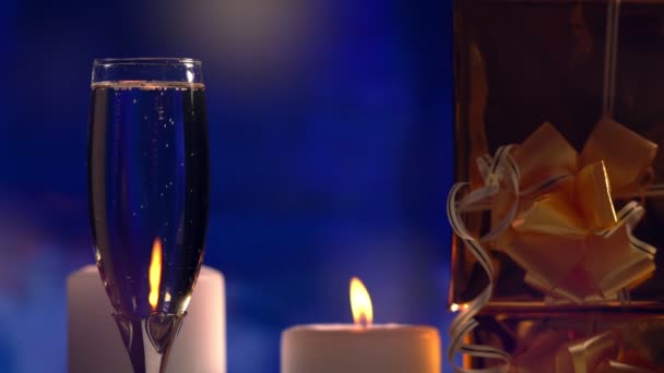 Elegant champagneflöjt med levande ljus — Stockvideo