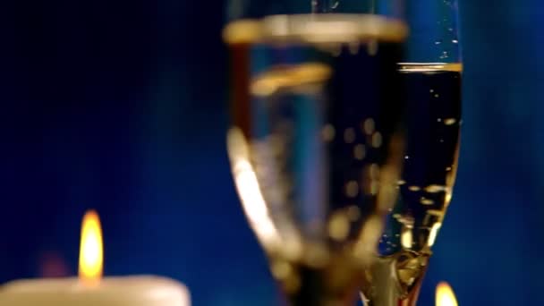 Закрыть на двух вращающихся флейтах шампанского — стоковое видео