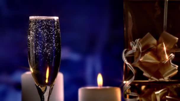 Flauta elegante de champanhe dourado espumante — Vídeo de Stock