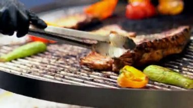 Dönen barbekü ızgarasına yakın çekim