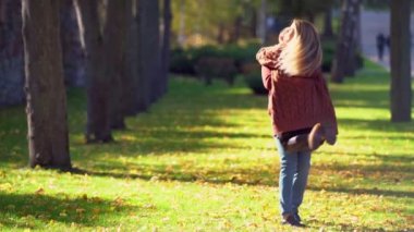 Erkek kız arkadaşını kaldırır ve döner.