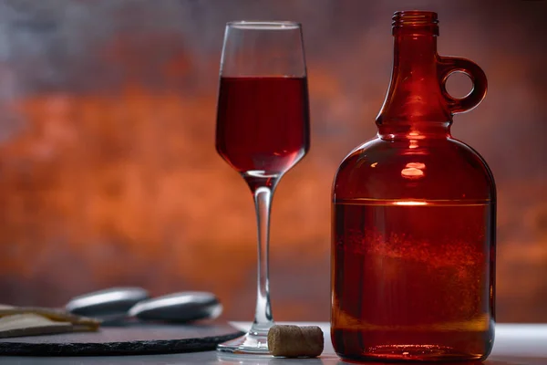 Elegant Glass Red Wine Carafe Decanter Alongside Wooden Cheese Board — Stock Photo, Image