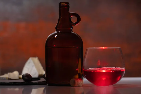 Glass Red Liquor Bottle Cheese Board Highlighted Beam Light Bar — Stock Photo, Image