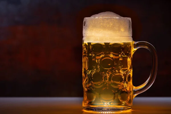 Volledige Tank Bier Met Schuimende Kop Een Close Zijaanzicht Een — Stockfoto