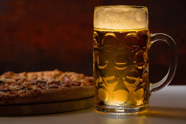 Refreshing Mug Chilled Beer Pizza Relaxing Lunch Tavern Viewed Close — Stock Photo, Image