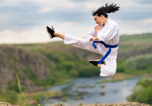 Agile Sportig Ung Kvinna Tränar Kickboxning Hoppa Mitt Luften Med — Stockfoto