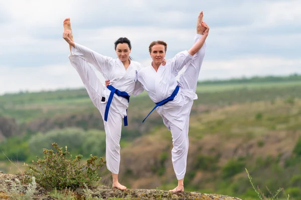 Två Unga Kvinnor Som Gör Synkroniserad Acro Yoga Eller Akrobatisk — Stockfoto